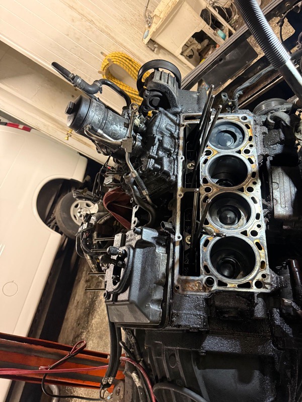 Un bloque de motor durante una reparación mayor