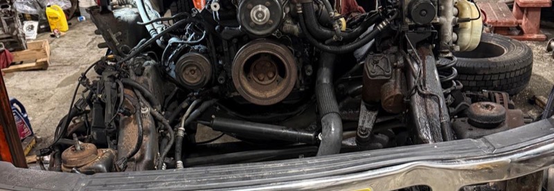 El motor de una camioneta abierto sobre el chasis